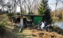 Slečna u nafukovací kostky s logem HHK
